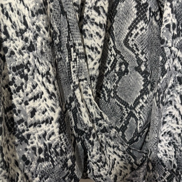 L Love Semi Sheer Snake Print Crossover Blouse Bell Sleeves Office Size Large - Picture 5 of 16